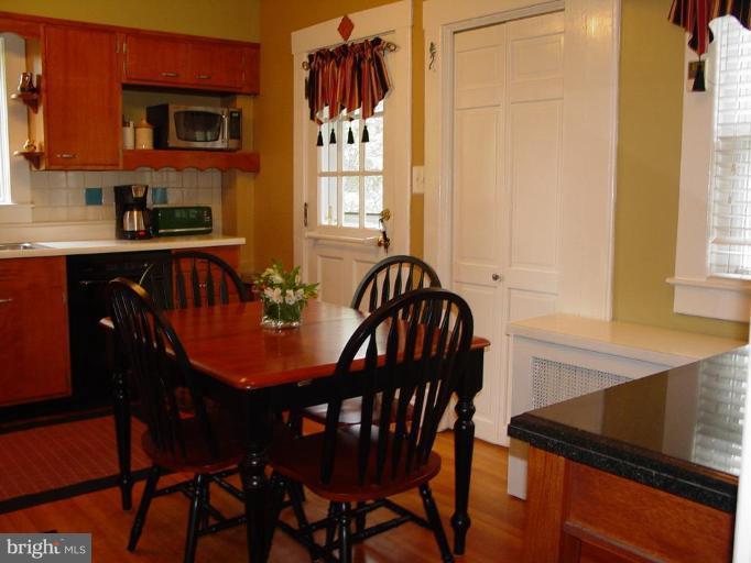 6305 Pinehurst Road Baltimore, MD 21212 - Photo 8 of 23 Eating area of kitchen.