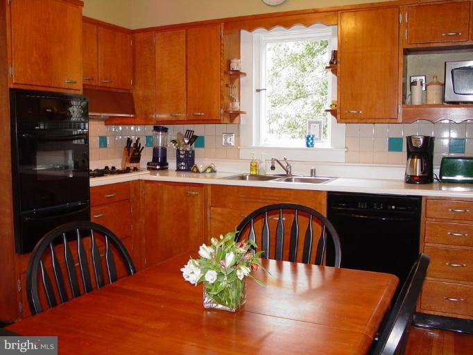 6305 Pinehurst Road Baltimore, MD 21212 - Photo 9 of 23 Kitchen with lots of counter space.