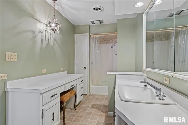 $275,000 | 2 Millwood Manor, Jacksonville, IL 62650