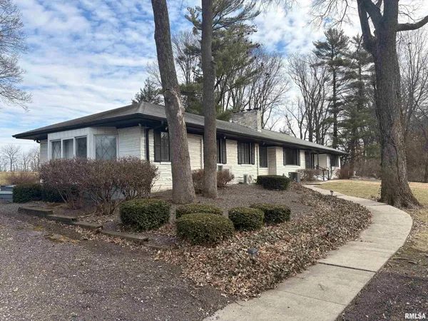 $275,000 | 2 Millwood Manor, Jacksonville, IL 62650