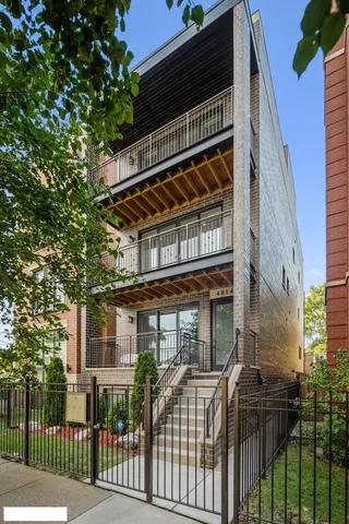 $2,900 | 4014 North Mozart Street, Unit 2, Chicago, IL 60618