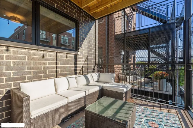 $2,900 | 4014 North Mozart Street, Unit 2, Chicago, IL 60618