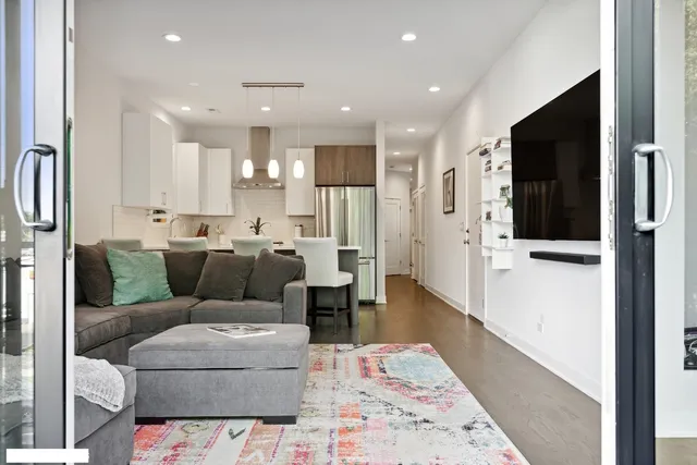 $2,900 | 4014 North Mozart Street, Unit 2, Chicago, IL 60618