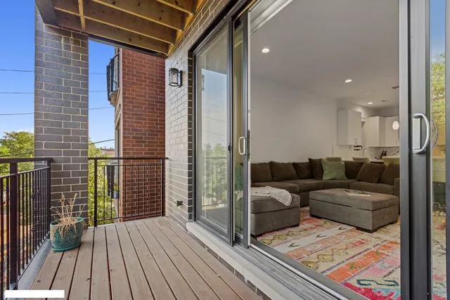 $2,900 | 4014 North Mozart Street, Unit 2, Chicago, IL 60618