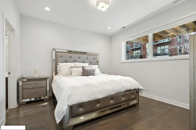 $2,900 | 4014 North Mozart Street, Unit 2, Chicago, IL 60618