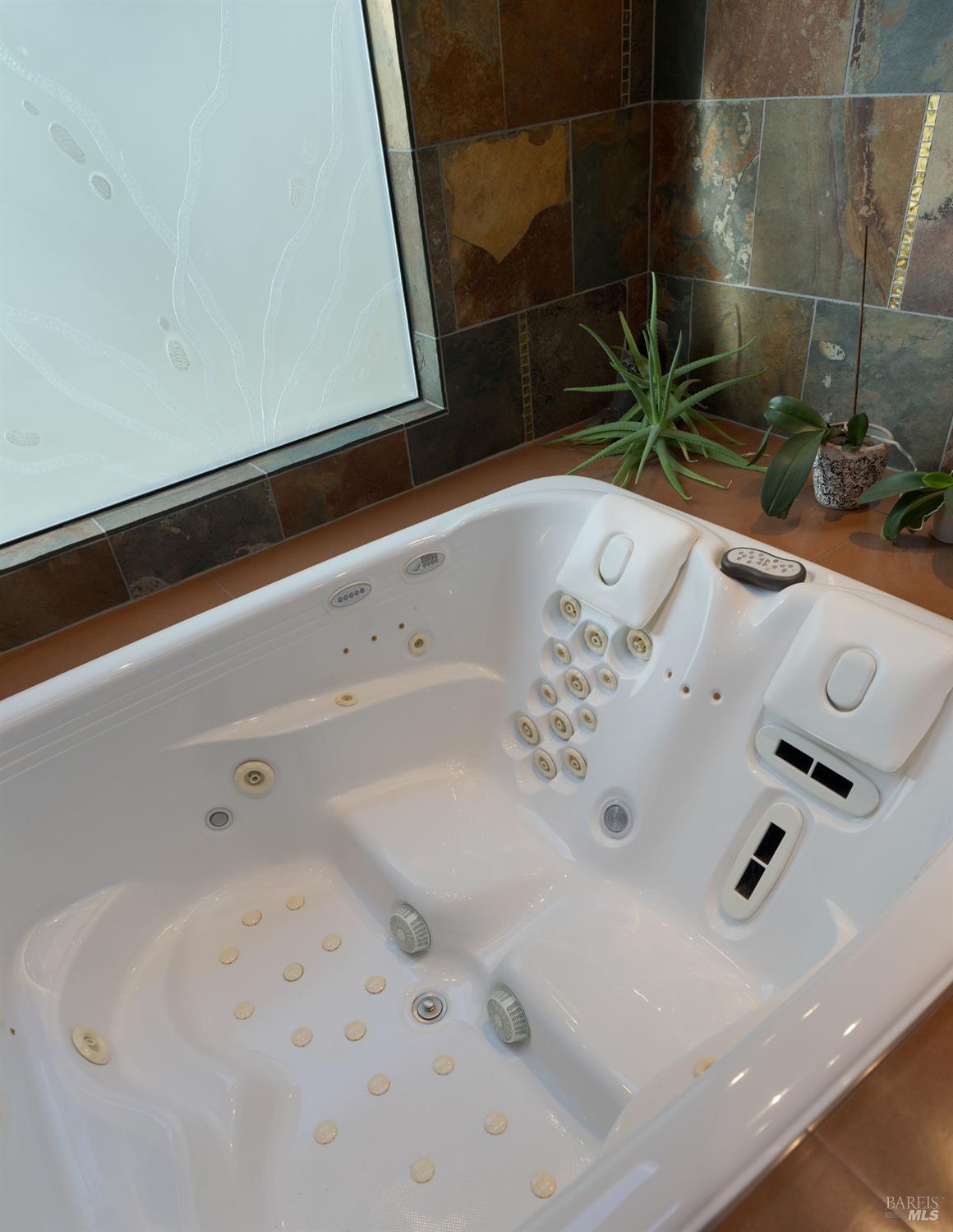 40445 Tide Pool The Sea Ranch, CA 95497 - Photo 32 of 75 a bathroom with a bathtub