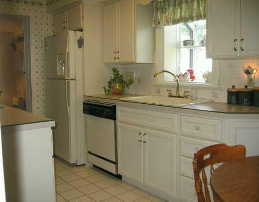 41 Tanager Drive McKees Rocks, PA 15136 - Photo 4 of 8 Kitchen.