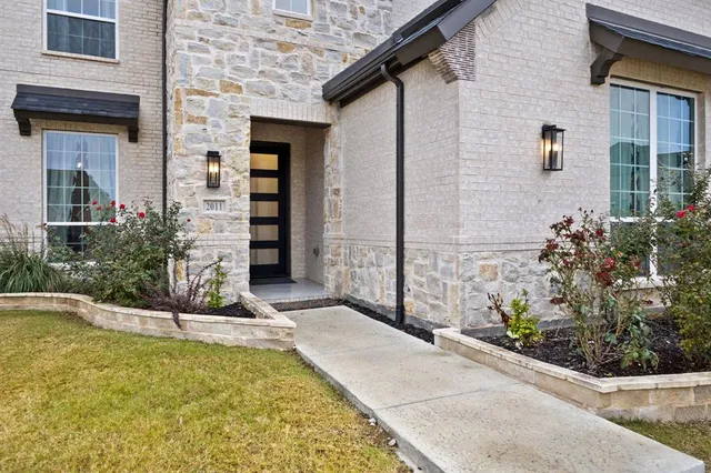 a view of house with backyard and garden