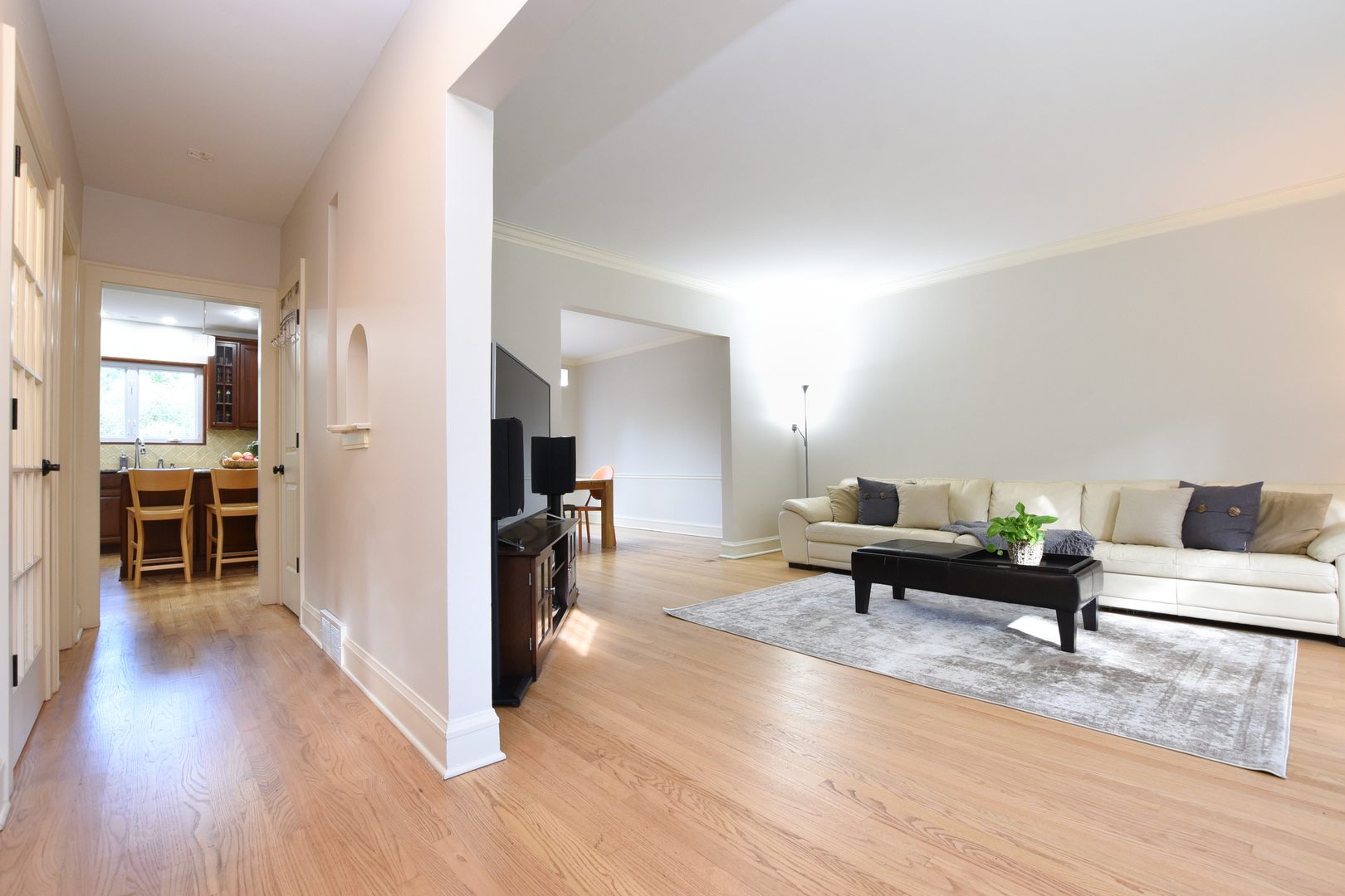 739 Selborne Road Riverside, IL 60546 - Photo 5 of 34