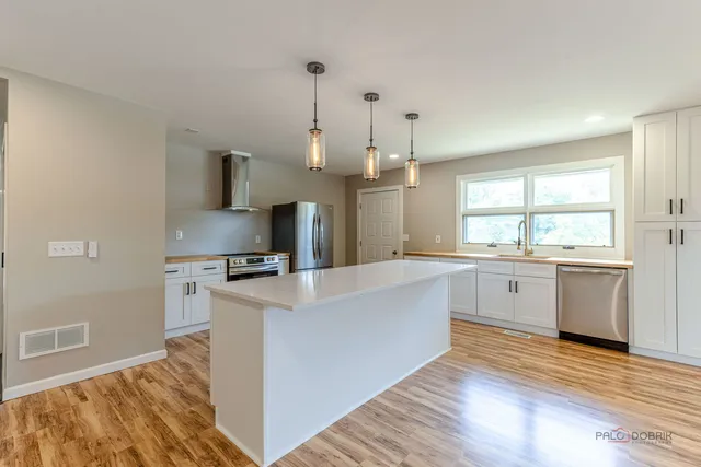 $338,000 | 25610 South Parkside Drive, Channahon, IL 60410