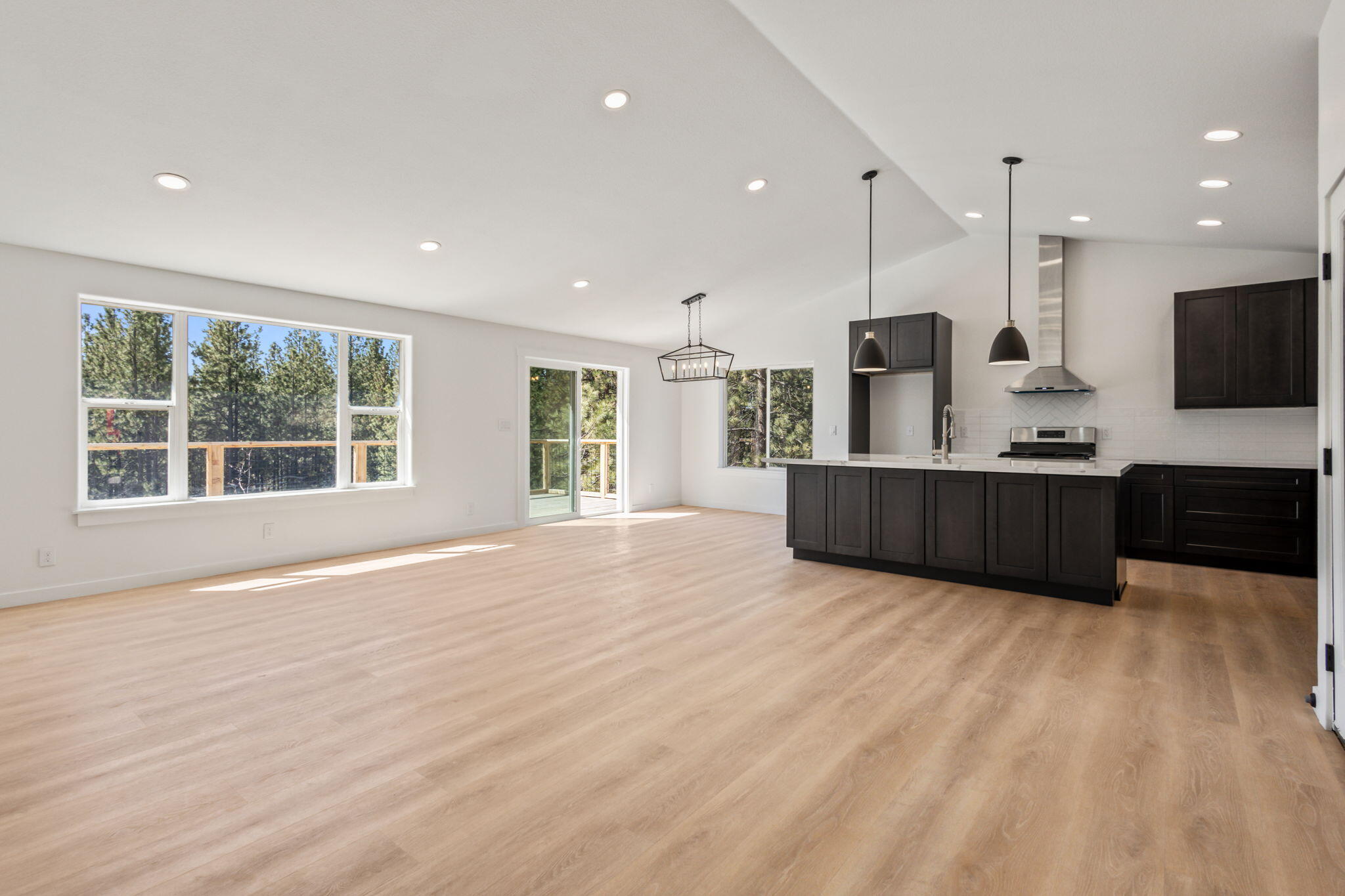 19126 Pumice Butte Road Bend, OR 97702 - Photo 3 of 40 a living room with kitchen furniture and a flat screen tv