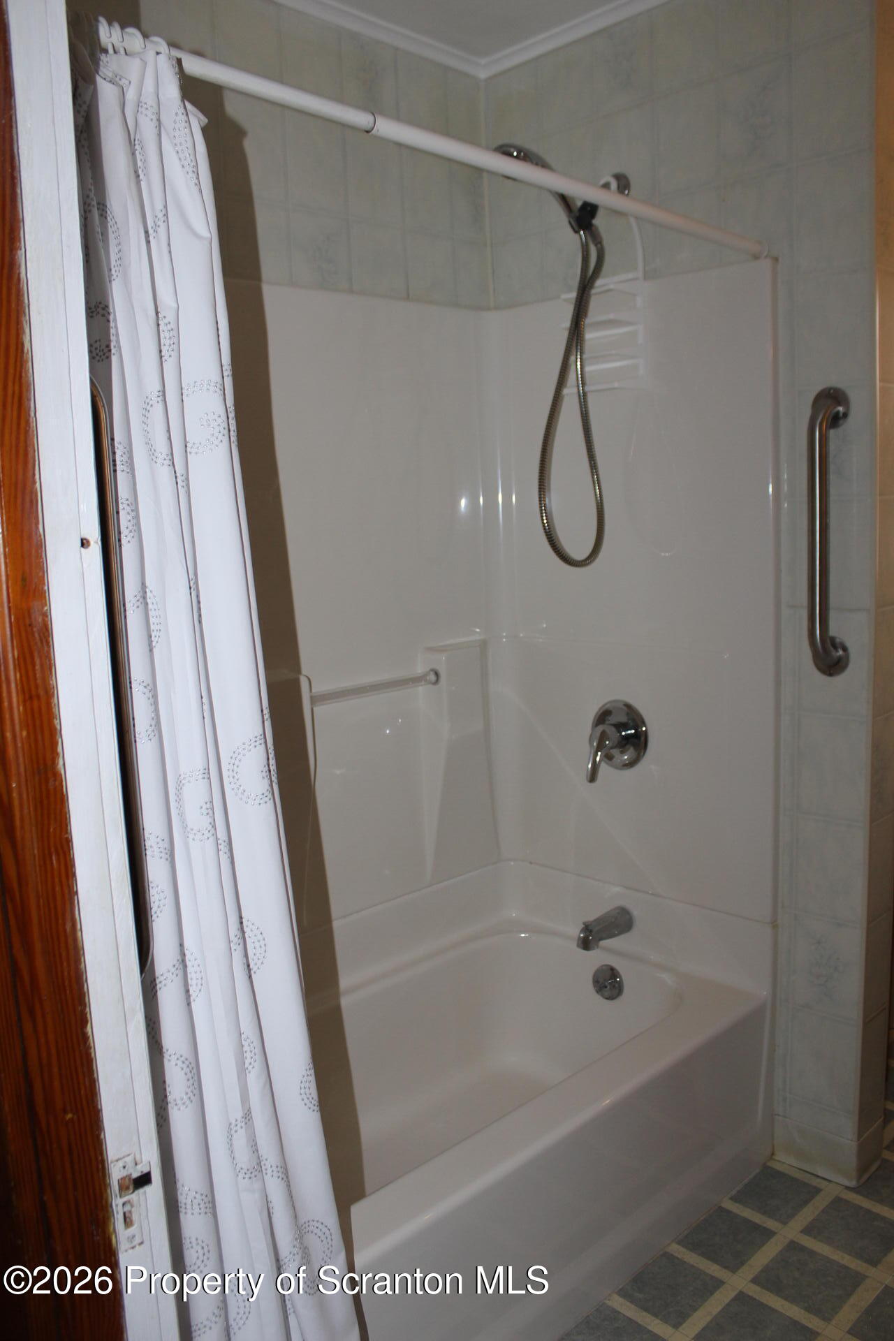 900 Wheeler Avenue Scranton, PA 18510 - Photo 16 of 25 a bathroom with a bath tub