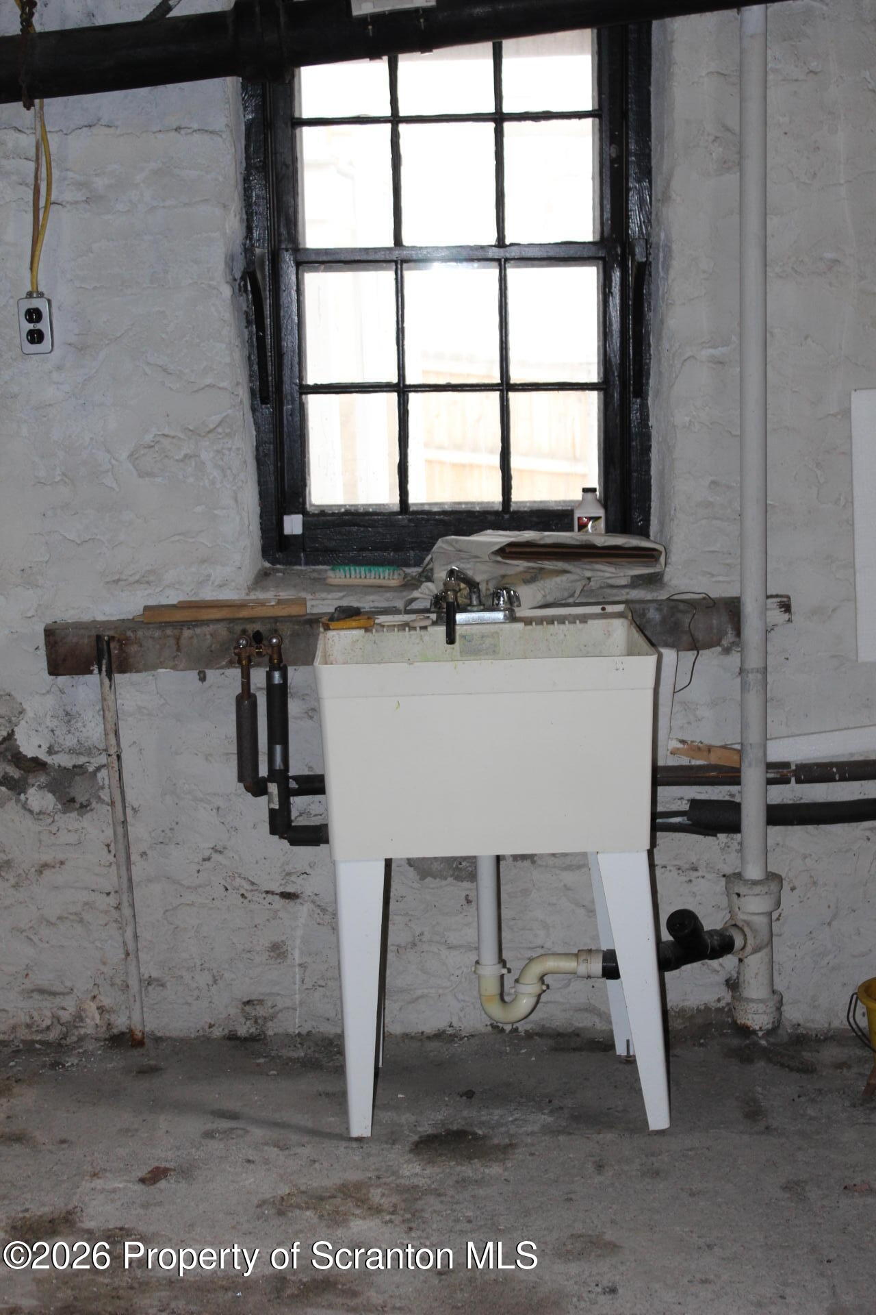 900 Wheeler Avenue Scranton, PA 18510 - Photo 25 of 25 a room with table chairs and window