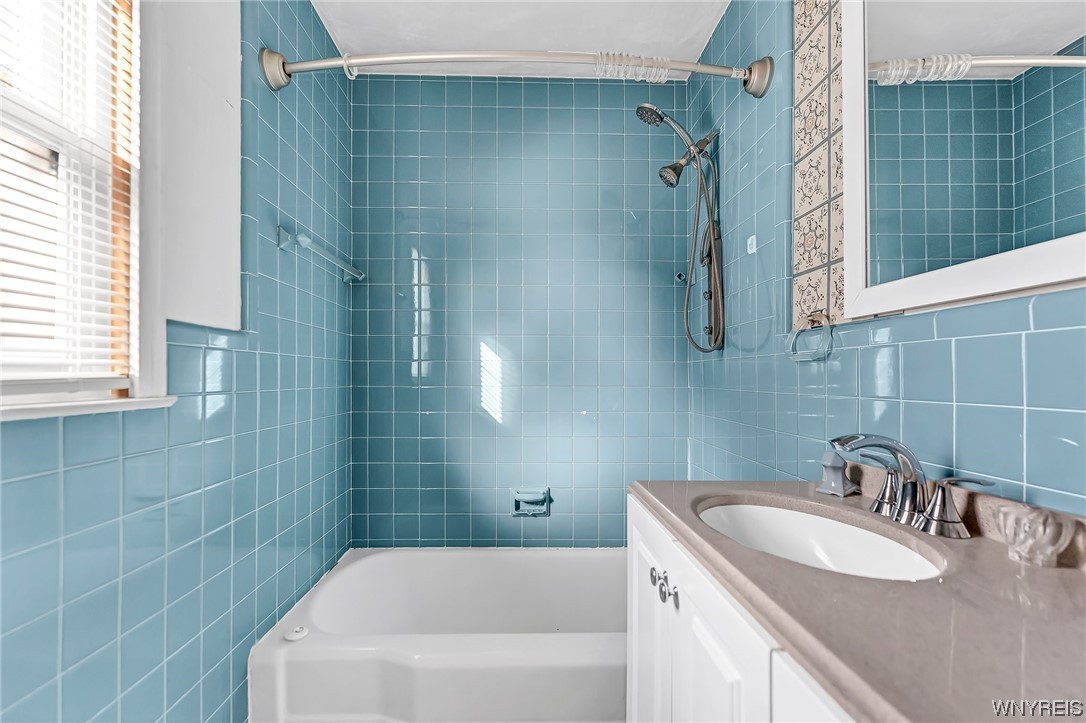 74 Leonard Post Drive Cheektowaga, NY 14211 - Photo 23 of 41