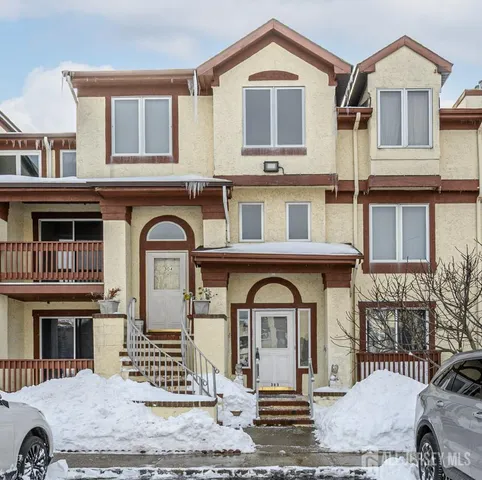 $395,000 | 303 Michaels Court, Woodbridge, NJ 07095