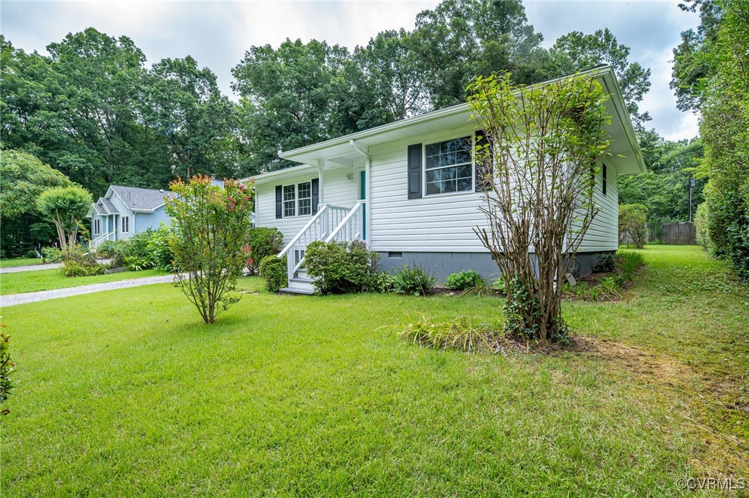 184 Fox Road Gum Spring, VA 23065 - Photo 4 of 27 a view of a house with backyard and garden