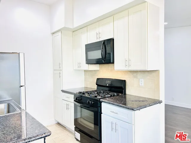 $2,395 | 10936 Hartsook Street, Unit A, North Hollywood, CA 91601