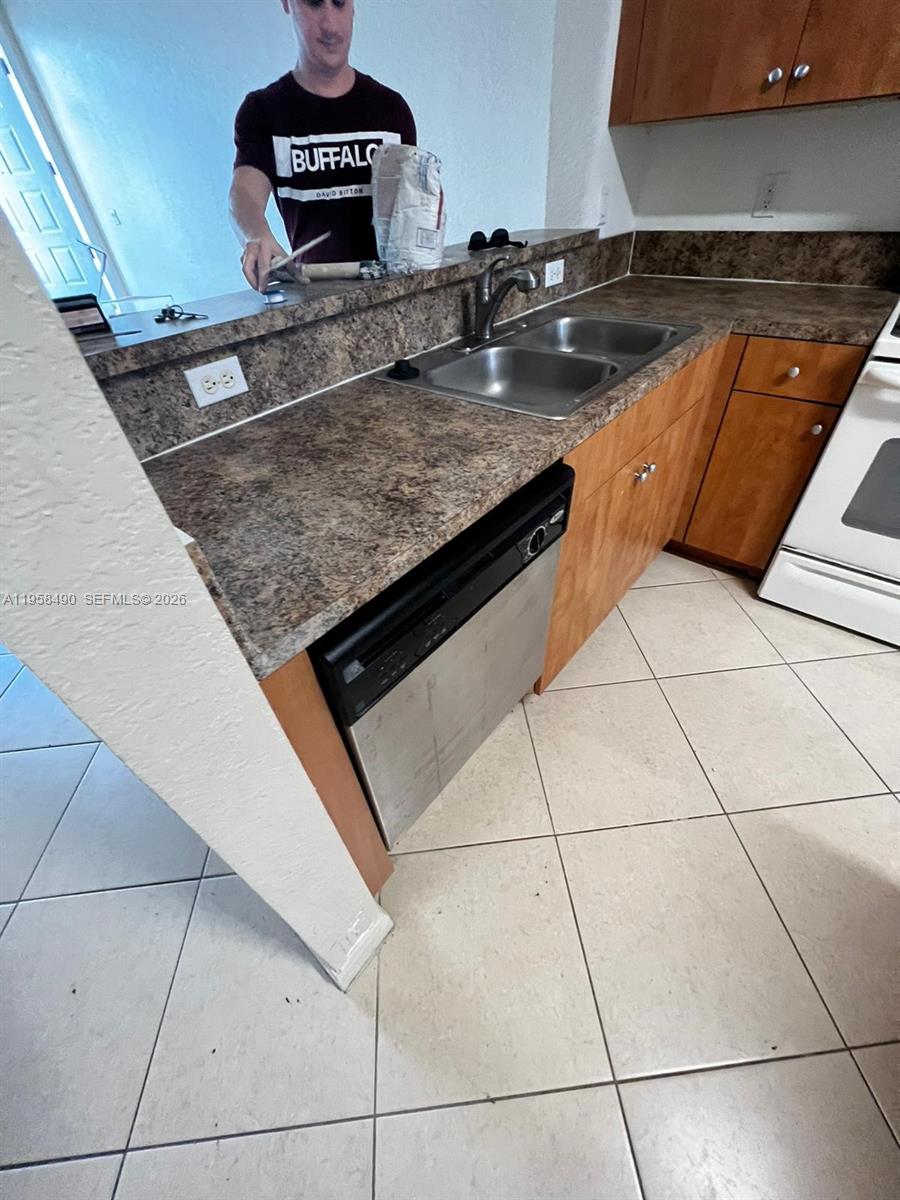 1909 Hibiscus Lane, Unit 1909 Riviera Beach, FL 33404 - Photo 3 of 20