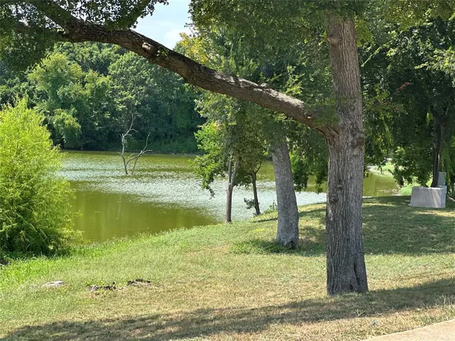 $320,000 | 1608 Lakeview Drive, DeSoto, TX 75115