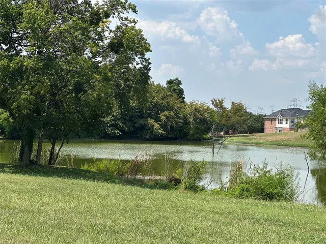 $320,000 | 1608 Lakeview Drive, DeSoto, TX 75115