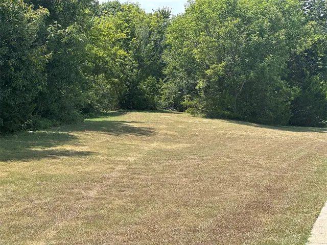 $320,000 | 1608 Lakeview Drive, DeSoto, TX 75115