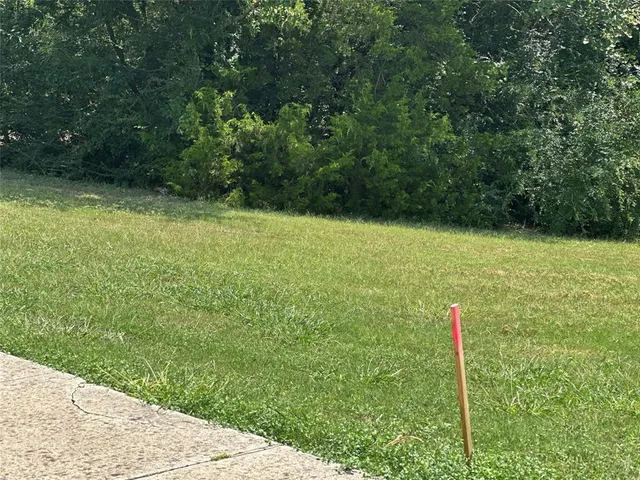 $320,000 | 1608 Lakeview Drive, DeSoto, TX 75115