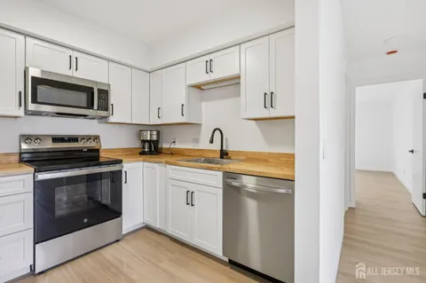 $370,000 | 1304 Sayre Drive, Plainsboro, NJ 08540