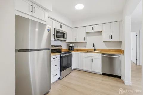 $370,000 | 1304 Sayre Drive, Plainsboro, NJ 08540