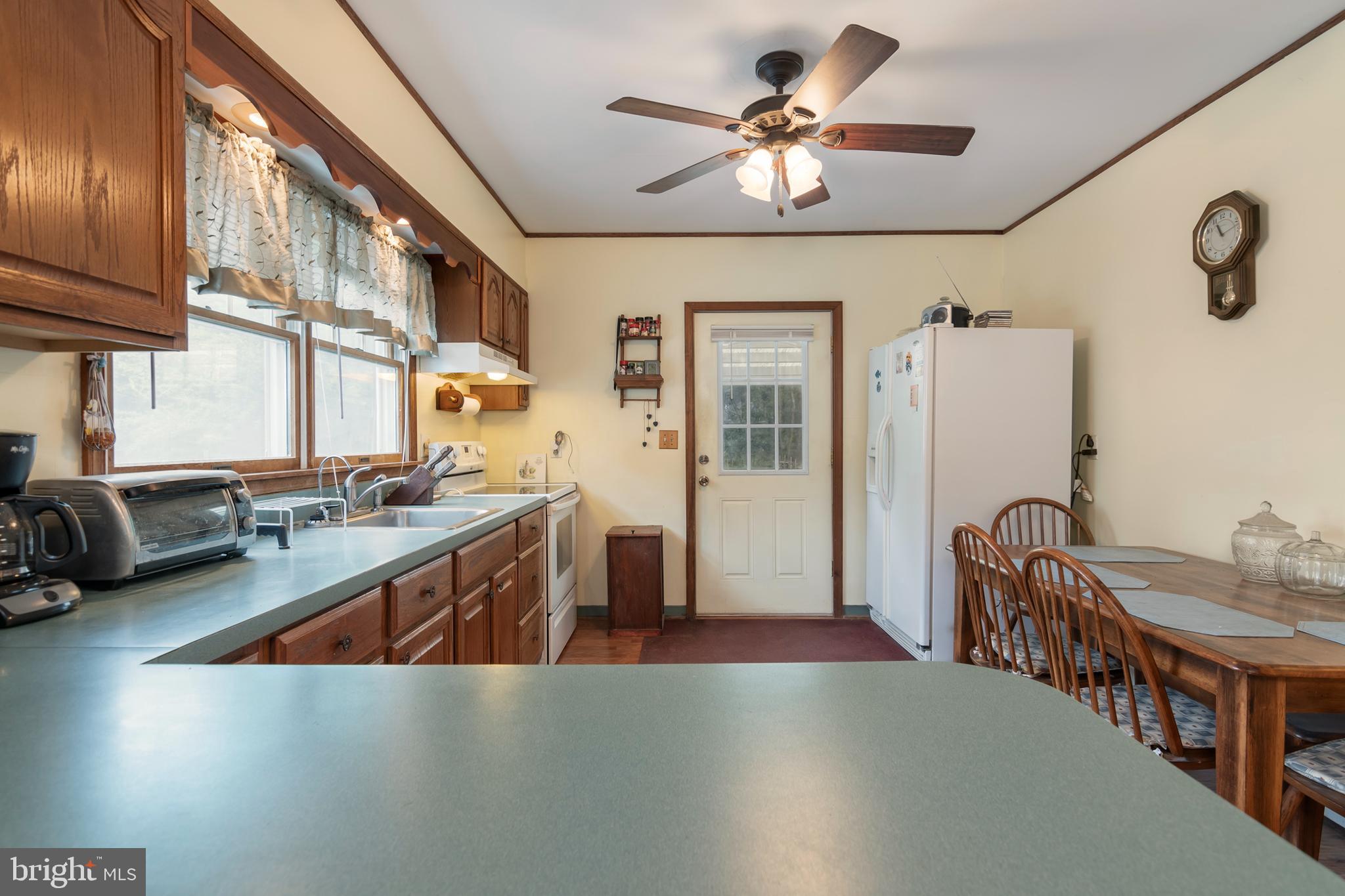 5614 Casson Neck Cambridge, MD 21613 - Photo 19 of 38 a very nice looking room with a large window