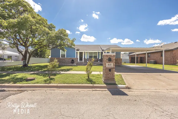 $300,000 | 805 North Maryland Avenue, Big Lake, TX 76932