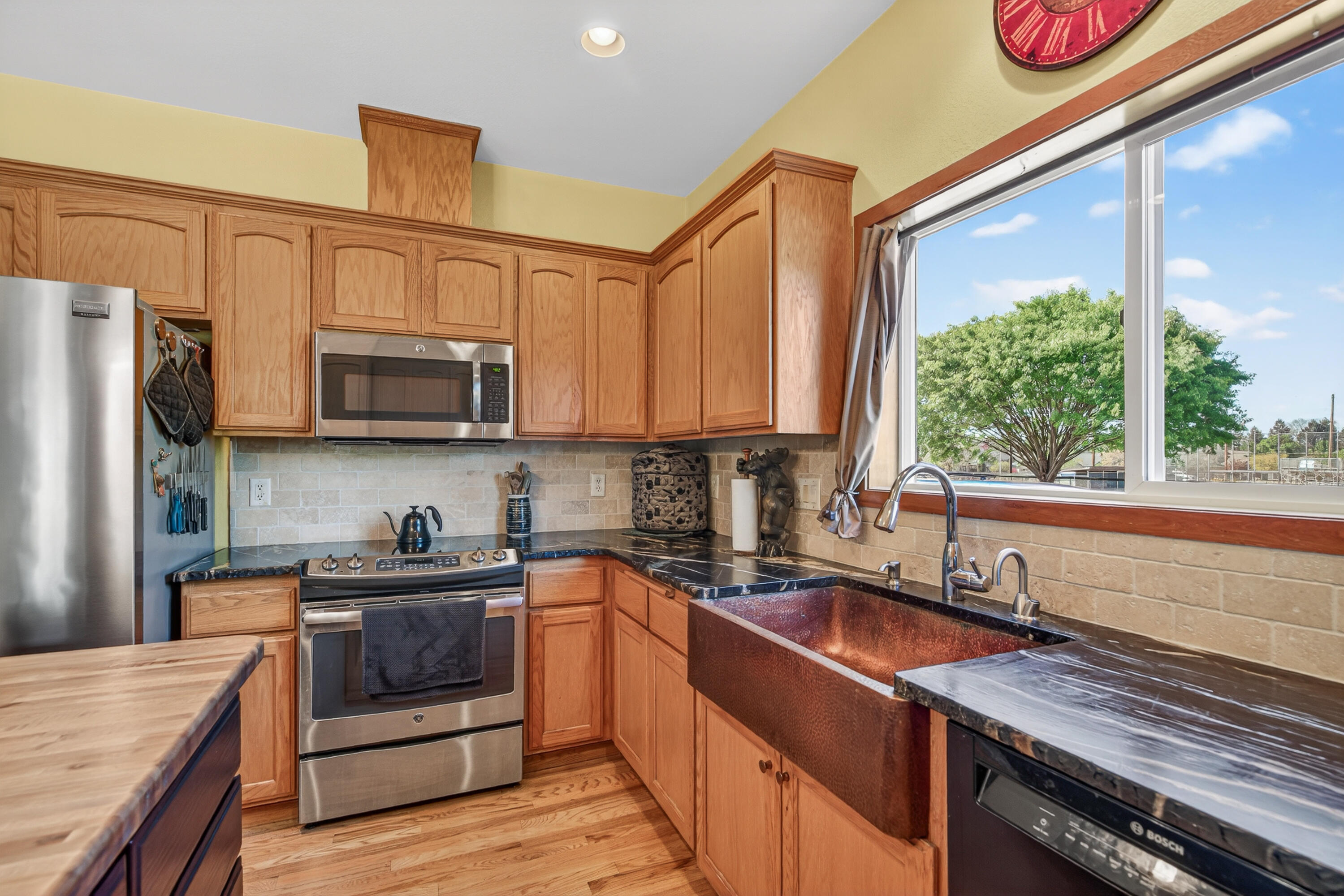 2011 Spruce Way Medford, OR 97501 - Photo 8 of 26 15-15