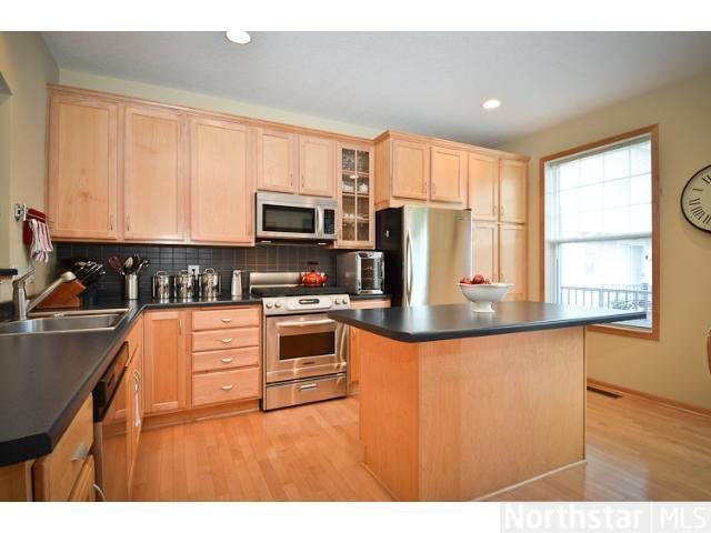 8252 Labont Way Eden Prairie, MN 55344 - Photo 4 of 18 Gallery Image 4