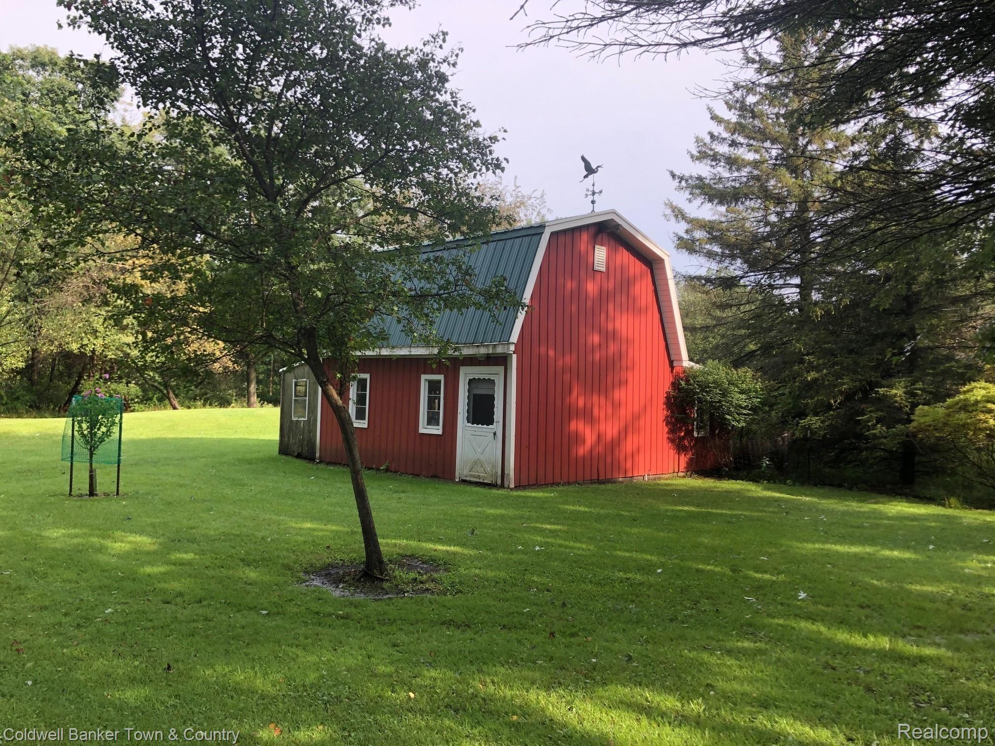 1925 Chilson Road Howell, MI 48843 - Photo 8 of 40 chilsonbarn.jpg