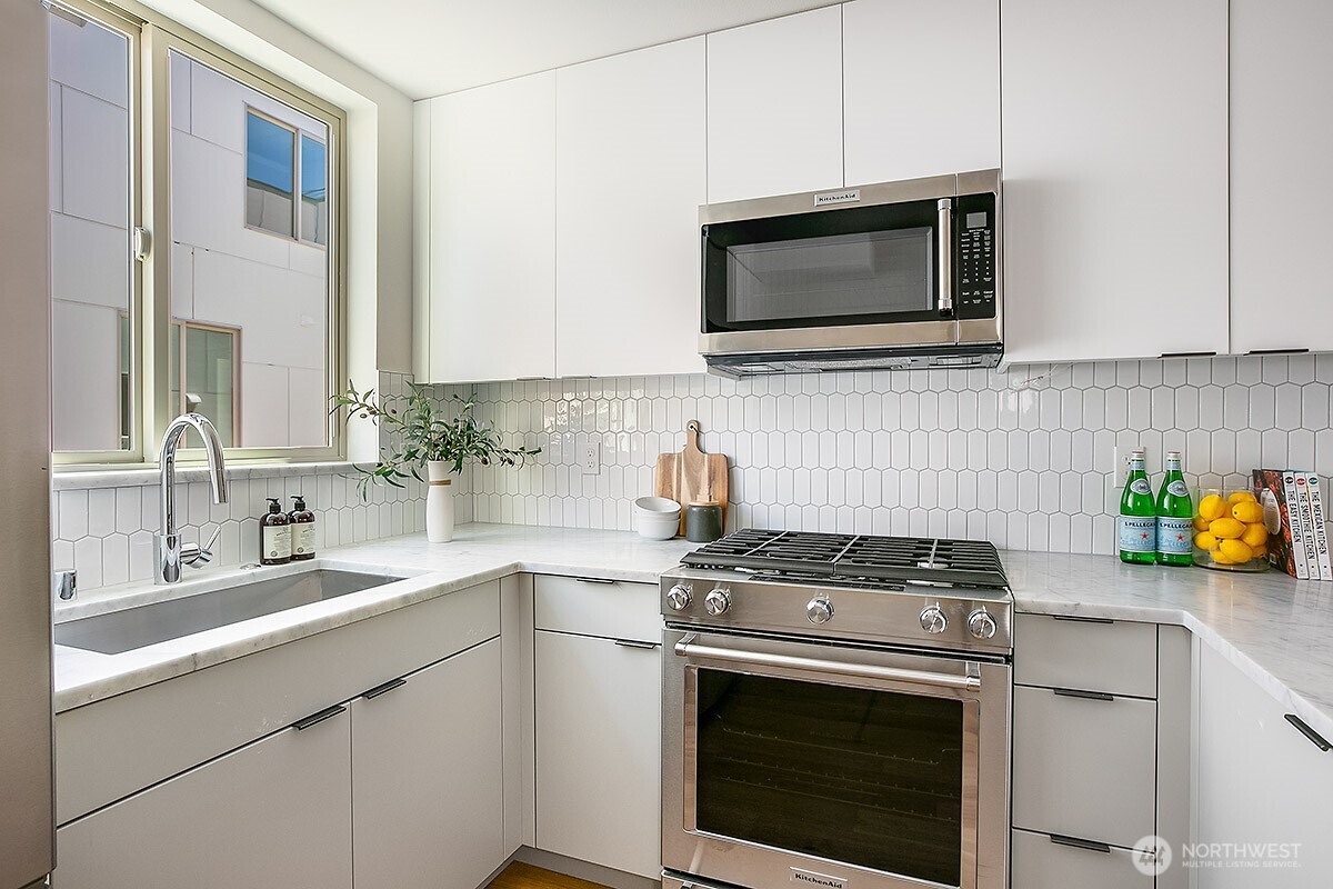 5054 Sand Point Way Northeast Seattle, WA 98105 - Photo 6 of 17