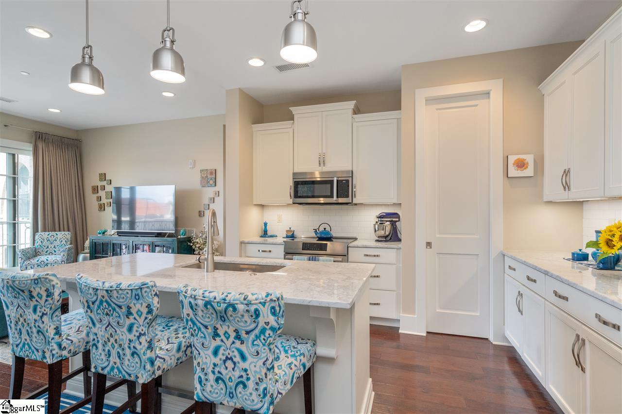 121 Rhett Street, Unit 201 Greenville, SC 29601 - Photo 4 of 31 Gallery Image 4