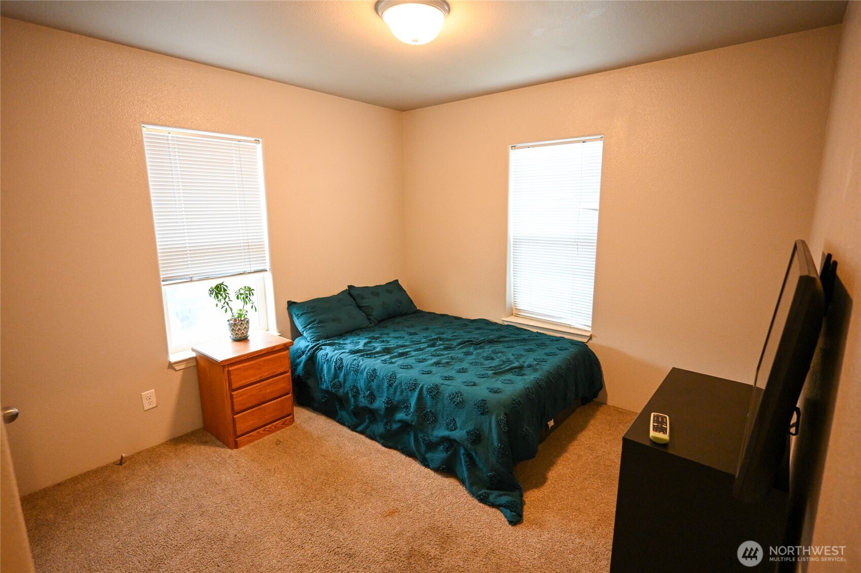 200802 East Game Farm Road, Unit 52 52 Kennewick, WA 99337 - Photo 6 of 12 a bedroom with a bed and wooden floor