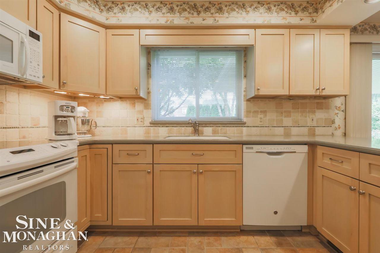 21441 River Road Grosse Pointe, MI 48236 - Photo 17 of 45 50048927-16.JPG
