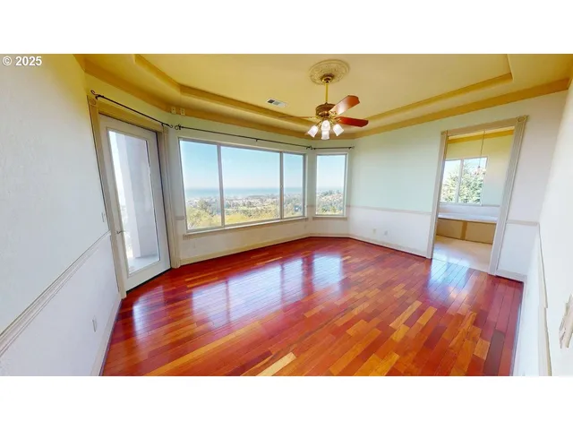a black and white photo of a living room