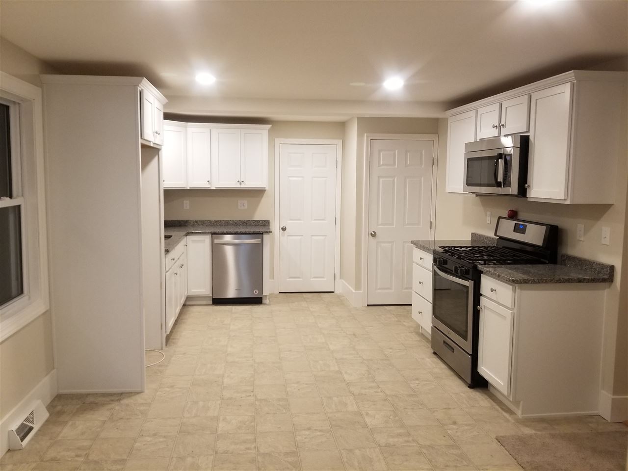 37 Riverside Drive Hudson, NH 03051 - Photo 5 of 28