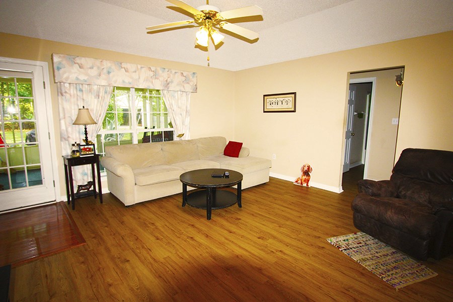 515 East Michigan Avenue Foley, AL 36535 - Photo 4 of 15 living room/den