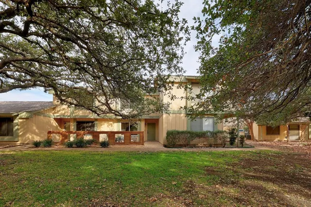 a view of a yard in front of house