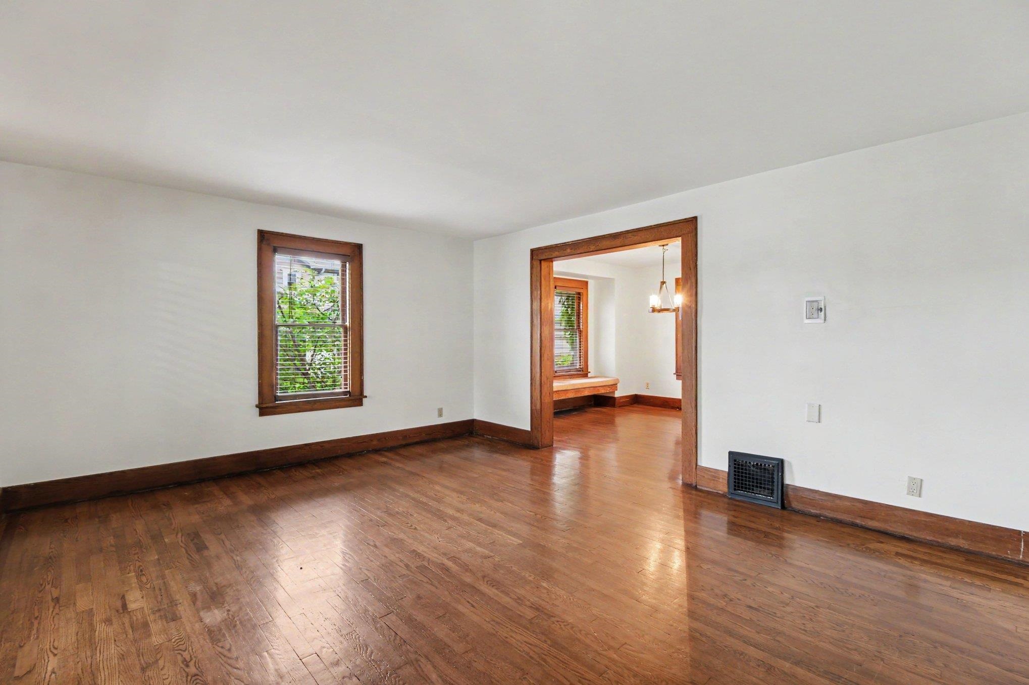 127 Drace Street Rochester, MI 48307 - Photo 4 of 20 50213291-6b67eb42-4eeb-4bc0-9fbf-0d5013c64b96.JPG