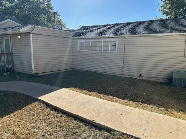 a view of a backyard