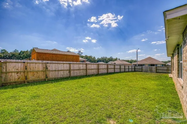 a view of a backyard