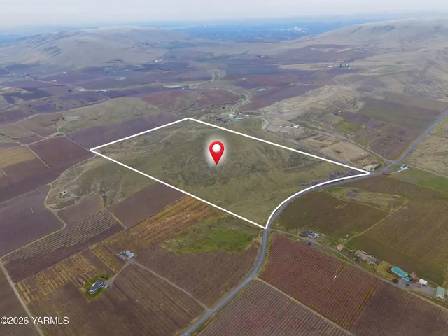 a view of a tennis court