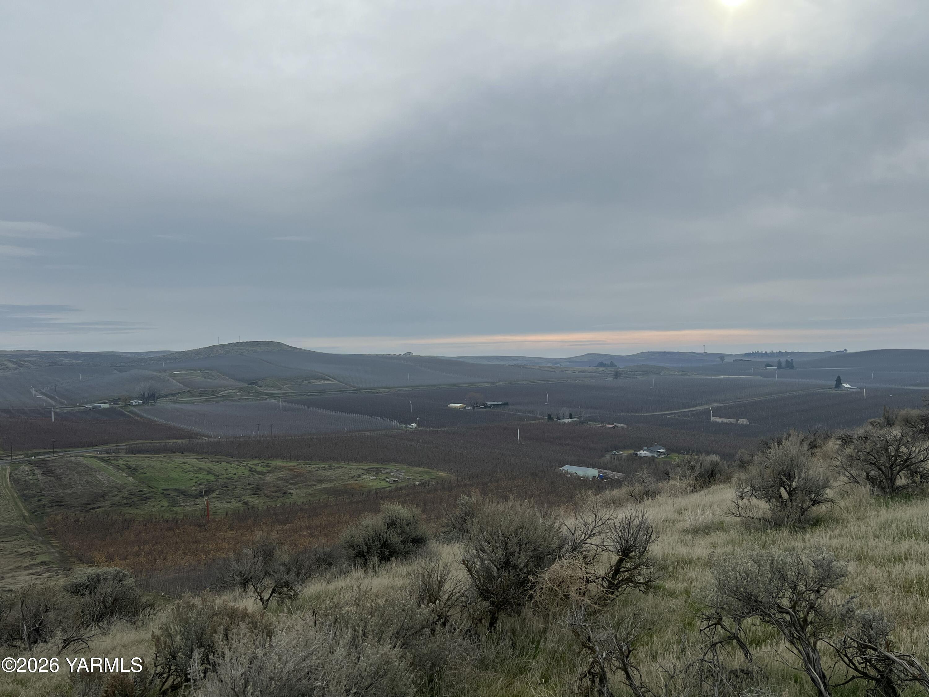761 Nightingale Road Wapato, WA 98951 - Photo 15 of 51 a view of an outdoor space and mountain view