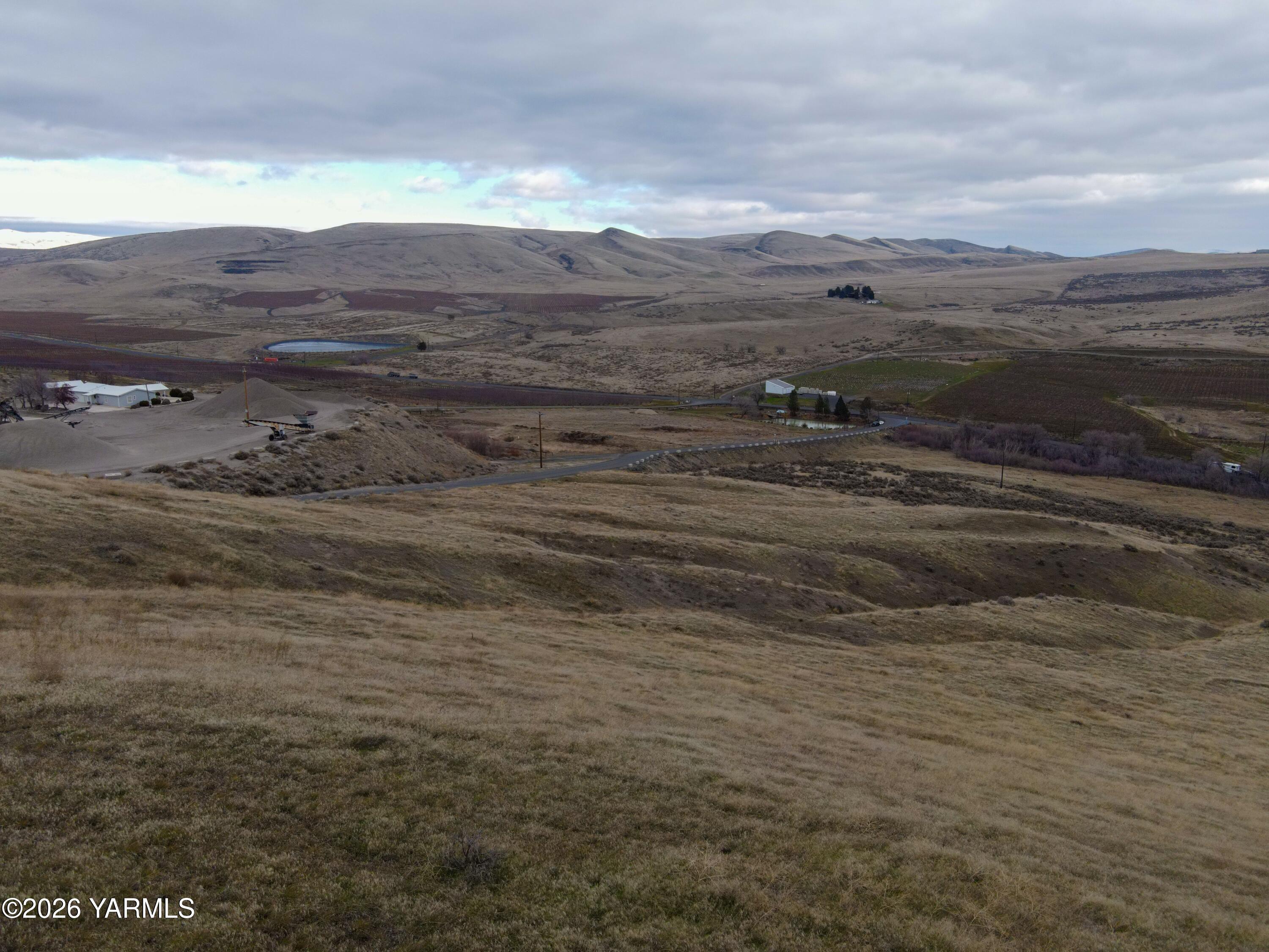 761 Nightingale Road Wapato, WA 98951 - Photo 7 of 12 a view of a town with an ocean