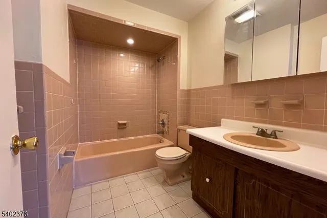$2,400 | 306 Lake Shore South, Unit F, Montague, NJ 07827