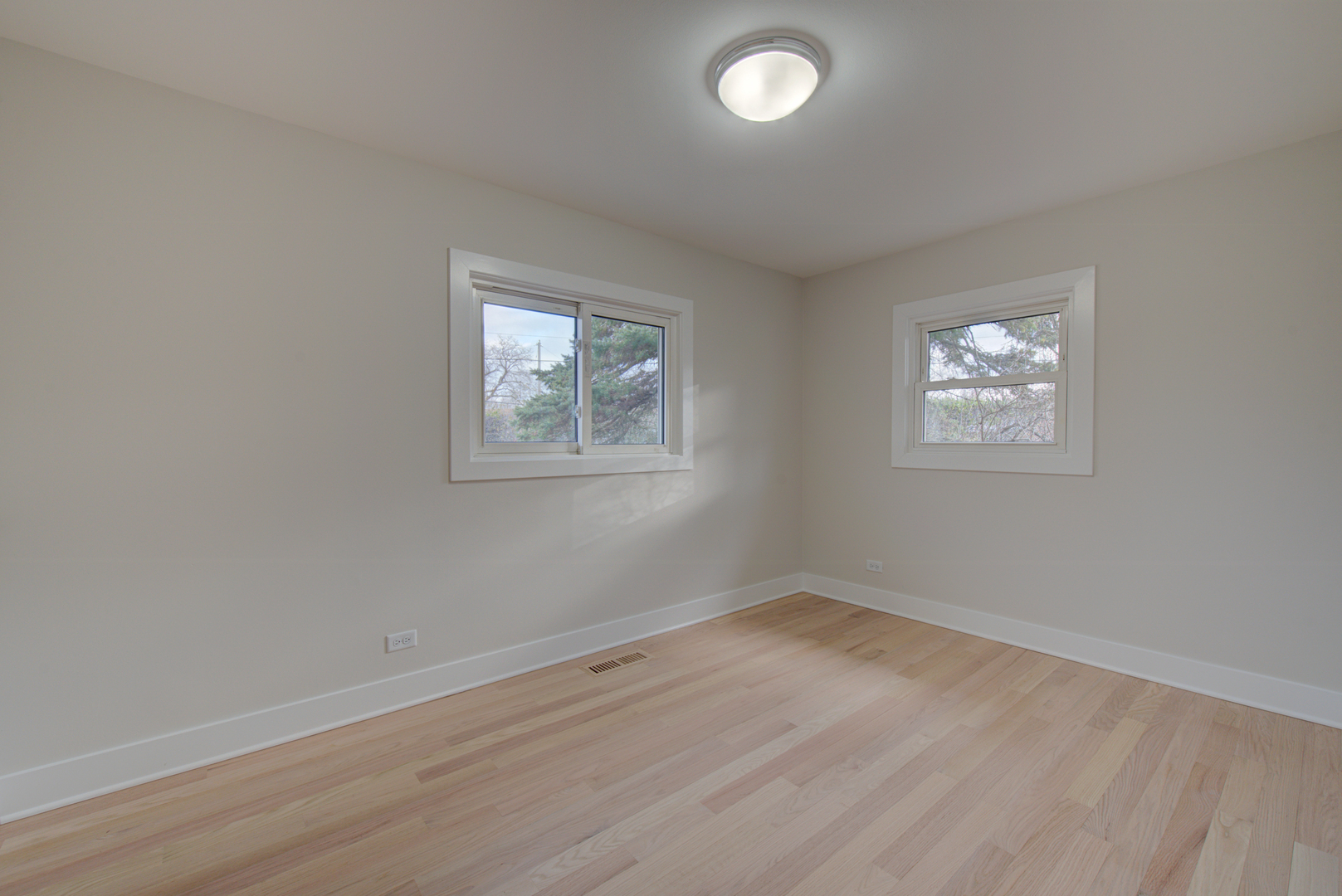 560 Lincoln Drive Hoffman Estates, IL 60169 - Photo 24 of 38 an empty room with windows