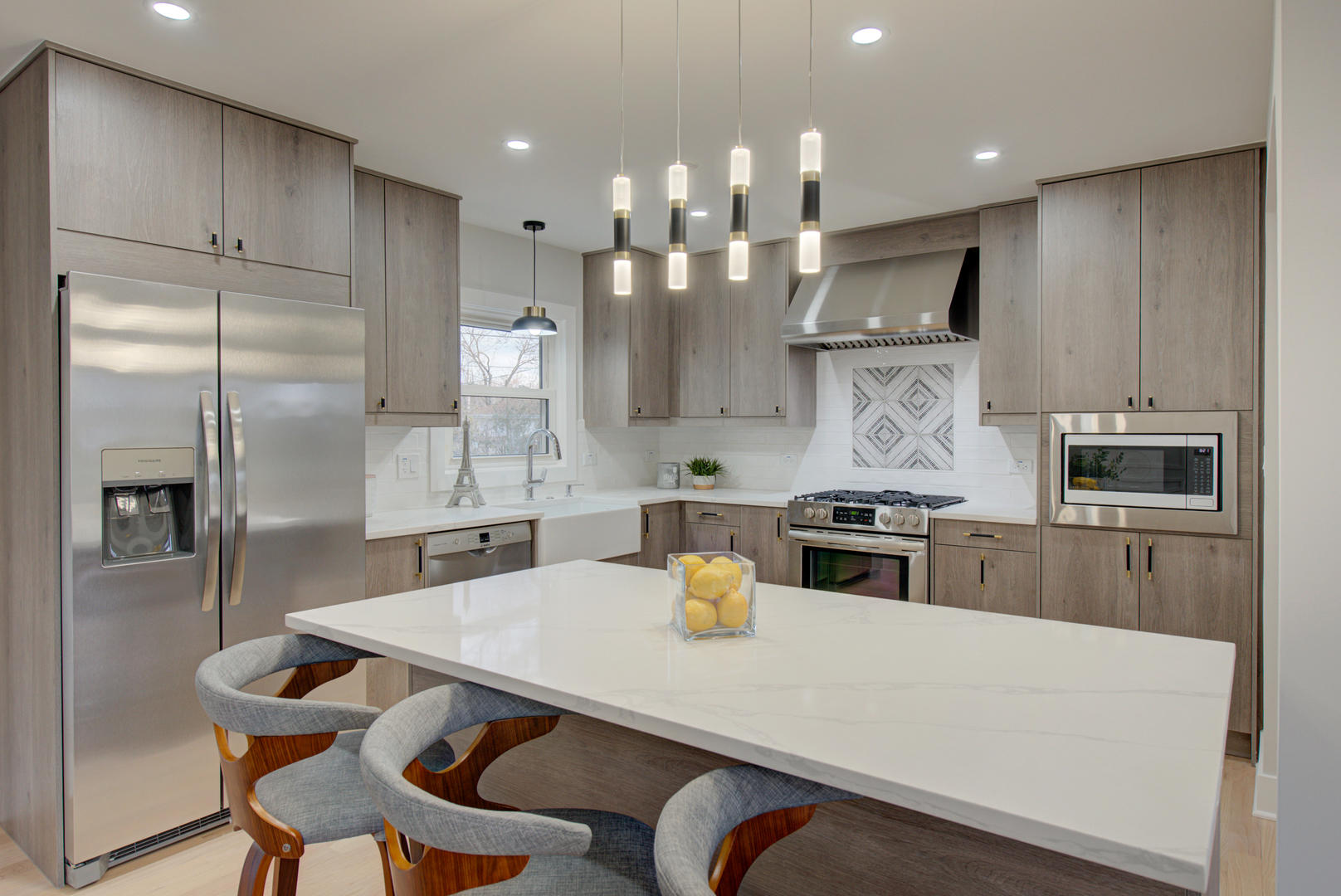 560 Lincoln Drive Hoffman Estates, IL 60169 - Photo 9 of 38 a kitchen with cabinets and stainless steel appliances